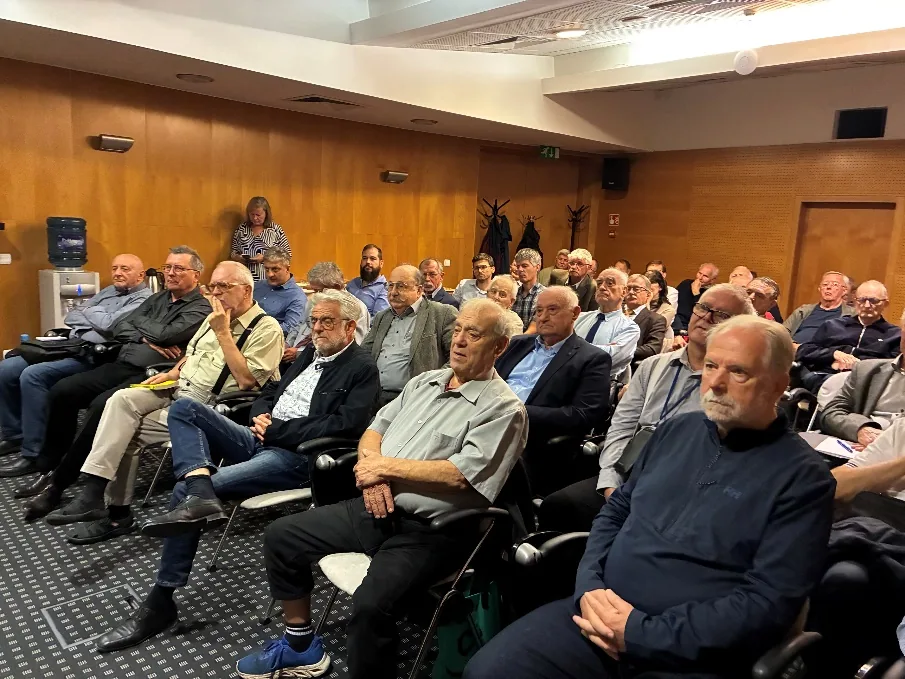 A Szenior Energetikusok Klubja résztvevői a BPMK Ovális termében